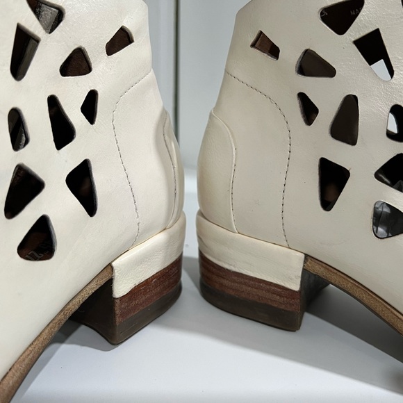 AS98 Ivory CutOut Ankle Boots 38/8 - Picture 10 of 16